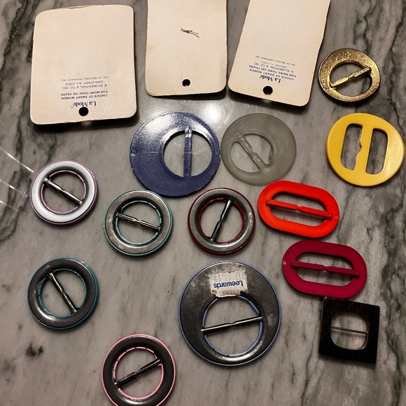 VINTAGE Lot 15 La Mode, carved wood, vinyl, enameled metal Belt Scarf Buckles - Picture 8 of 8